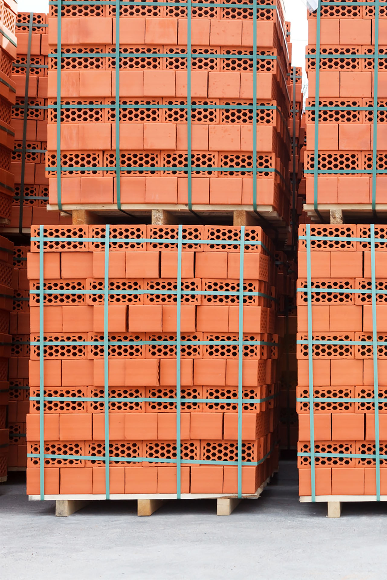 Gestapelte Ziegelpaletten, gesichert mit Kunststoffbändern