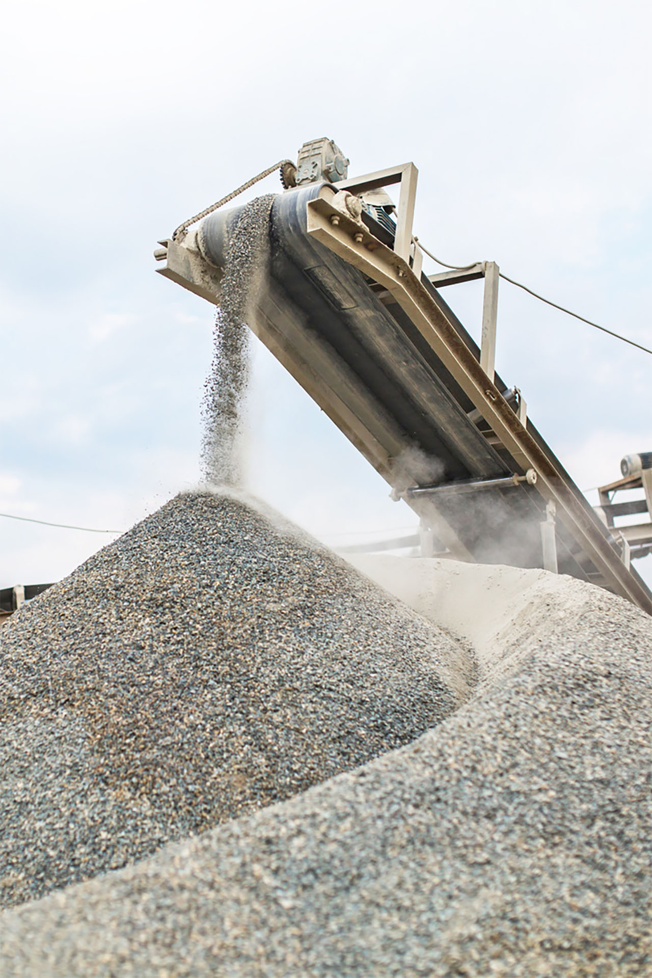 Förderband transportiert Kies und schüttet ihn auf Halde