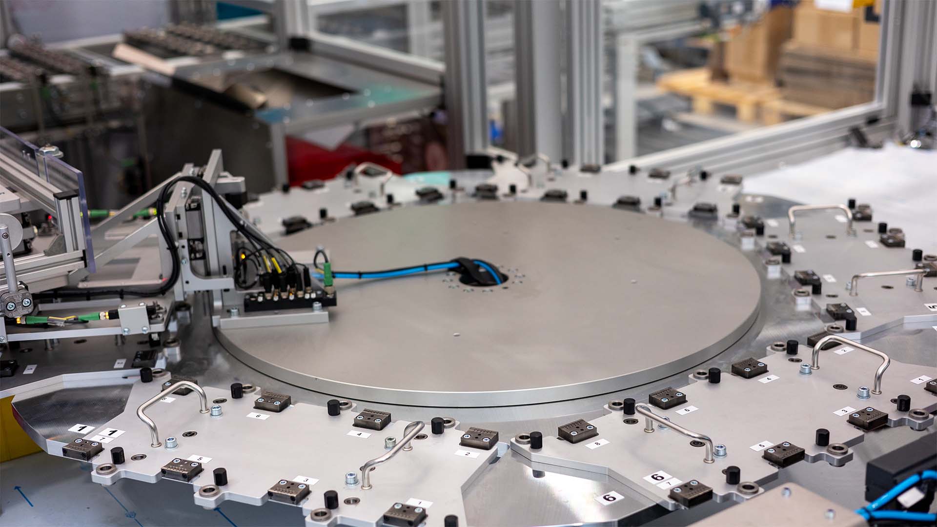 Rundschalttisch mit mehreren Stationen in einer automatisierten Insert-Molding-Anlage.