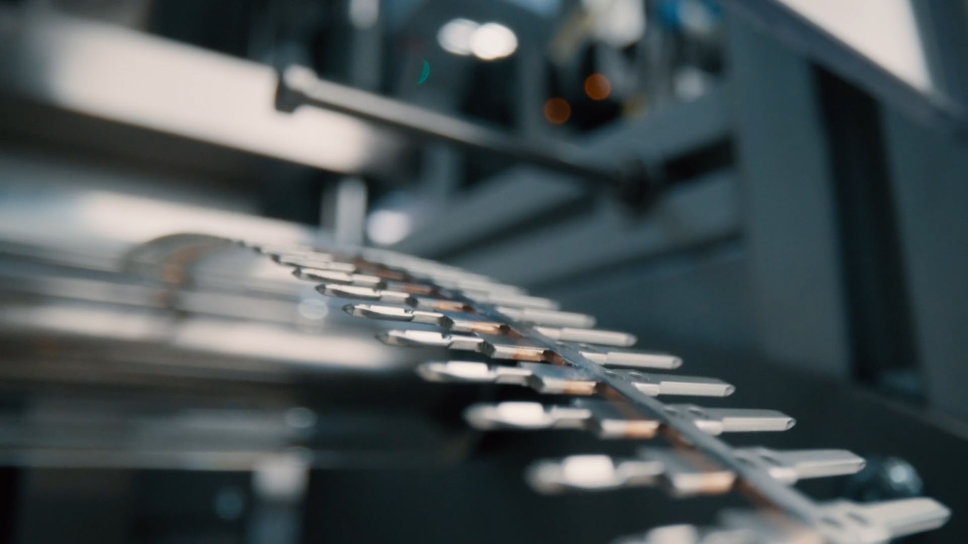 Zuführung der Kupferkontakte auf einem Transportband