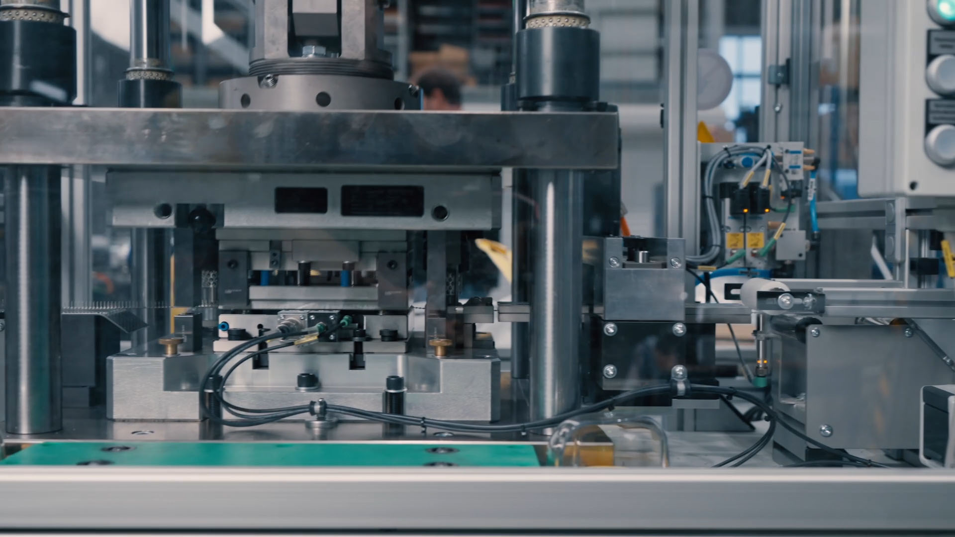 Integrierte Presse zur Umformung von Kontakten in einer automatisierten Produktionsanlage.