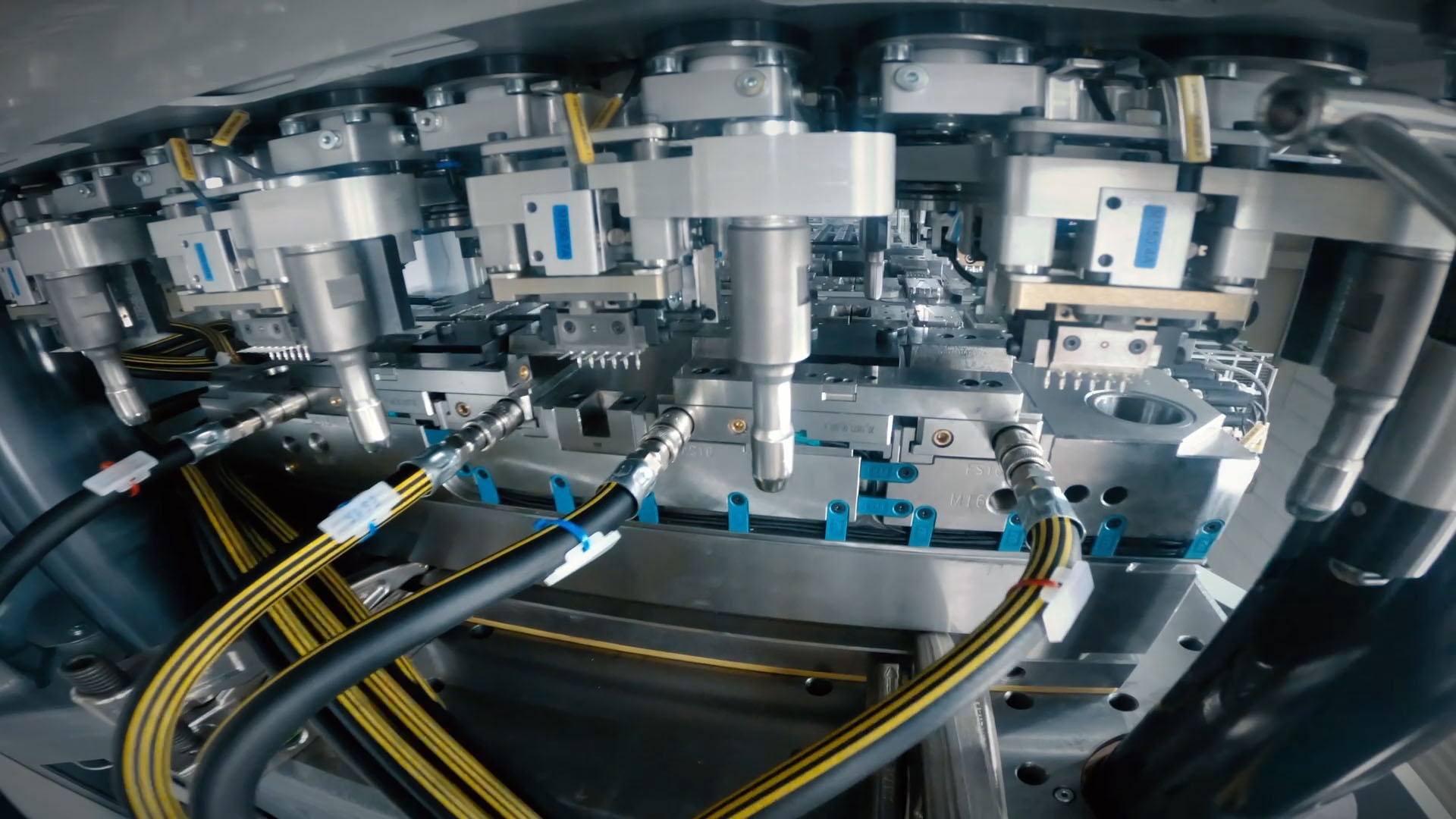 8-fach-Einlege- und Entnahmegreifer mit flachem Aufbau für kurze Taktzeiten und hohe Wiederholgenauigkeit