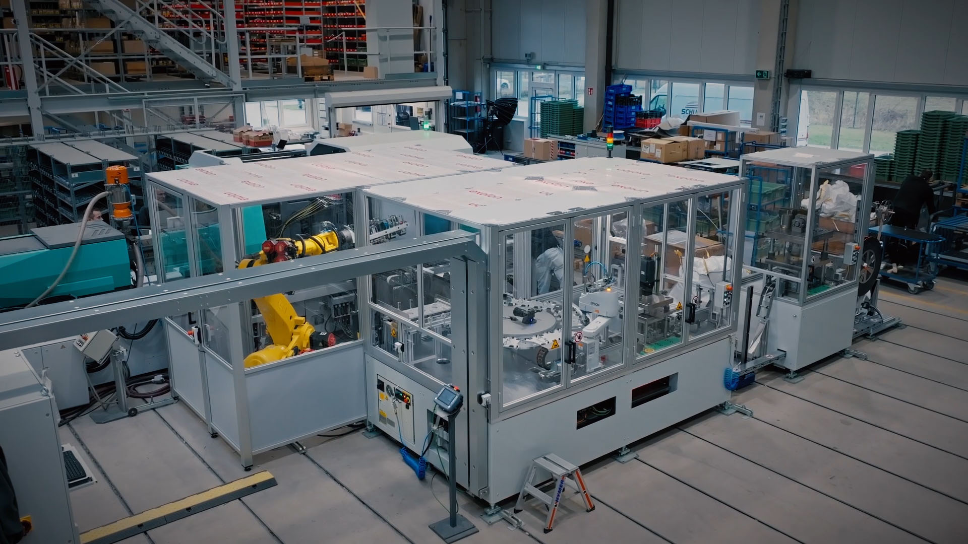 Gesamtansicht der modular aufgebauten Insert-Molding-Automationszelle