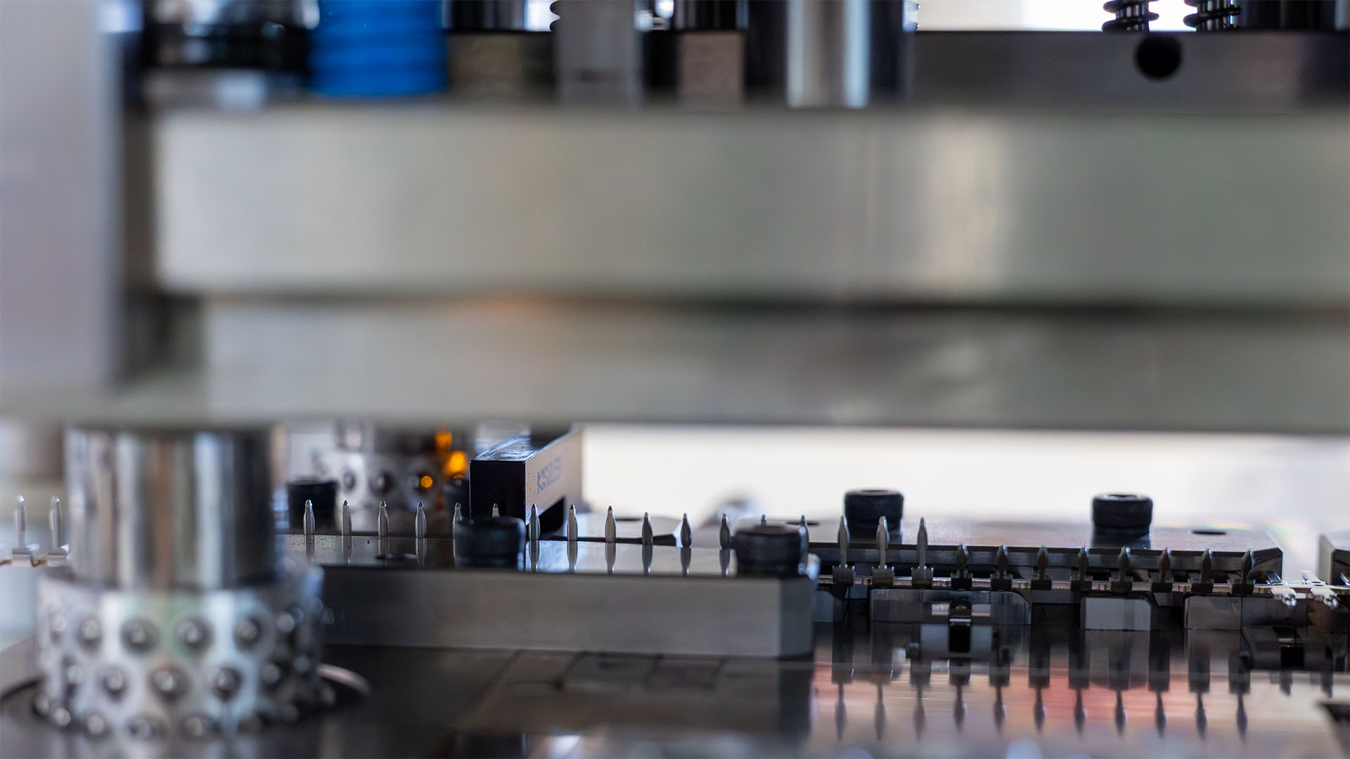 Detailaufnahme der integrierten Presse zur Umformung der Kontakte