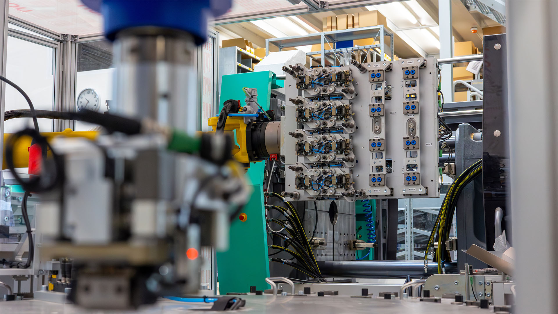 Geöffnetes Werkzeug einer Spritzgießmaschine in einer Produktionsanlage für Insert Molding.