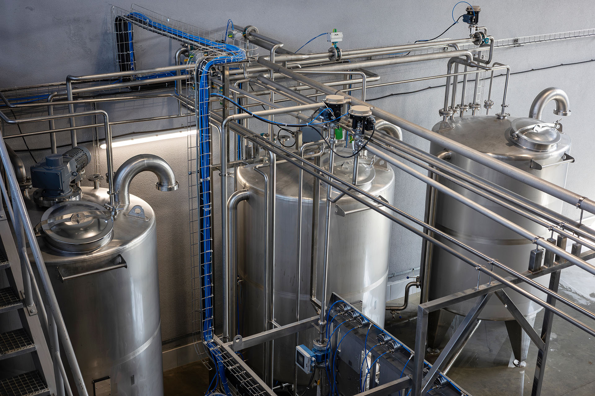 Edelstahlbehälter und Rohrleitungen einer industriellen Anlage in der Produktion