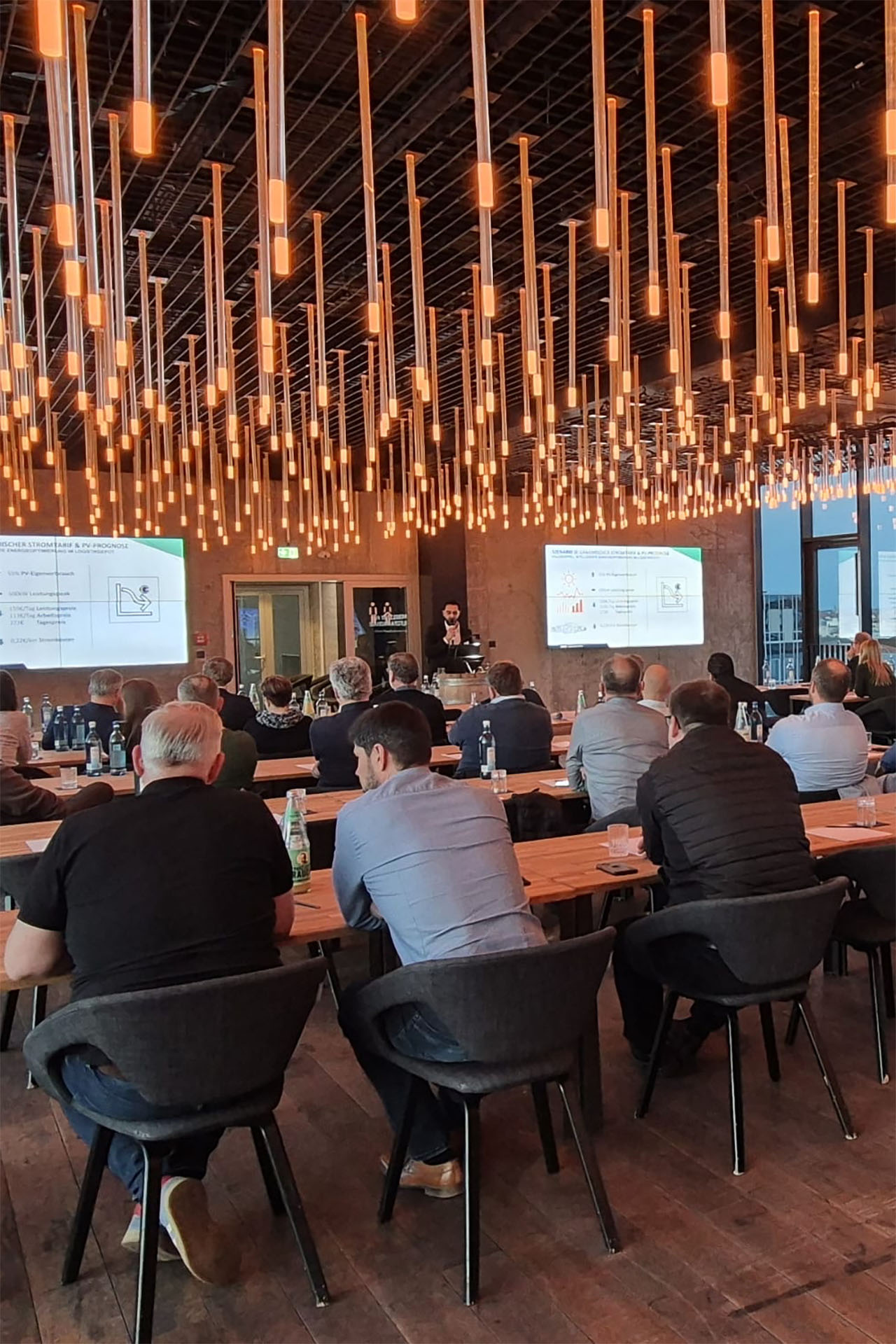Fachvortrag zu Energie und Ladeinfrastruktur vor Publikum in modernem Veranstaltungsraum