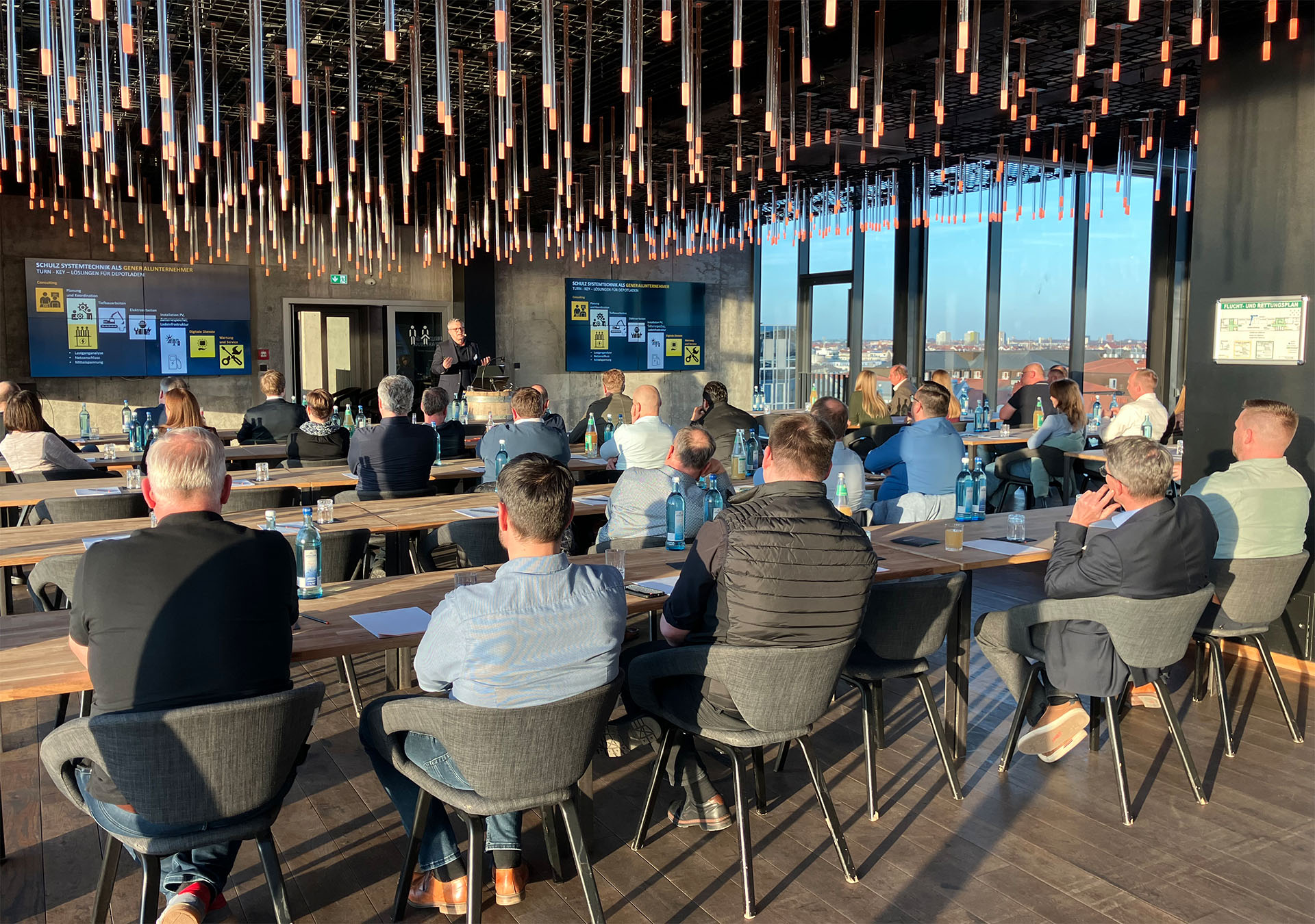 Fachvortrag zu Energie und Ladeinfrastruktur vor Publikum in modernem Veranstaltungsraum