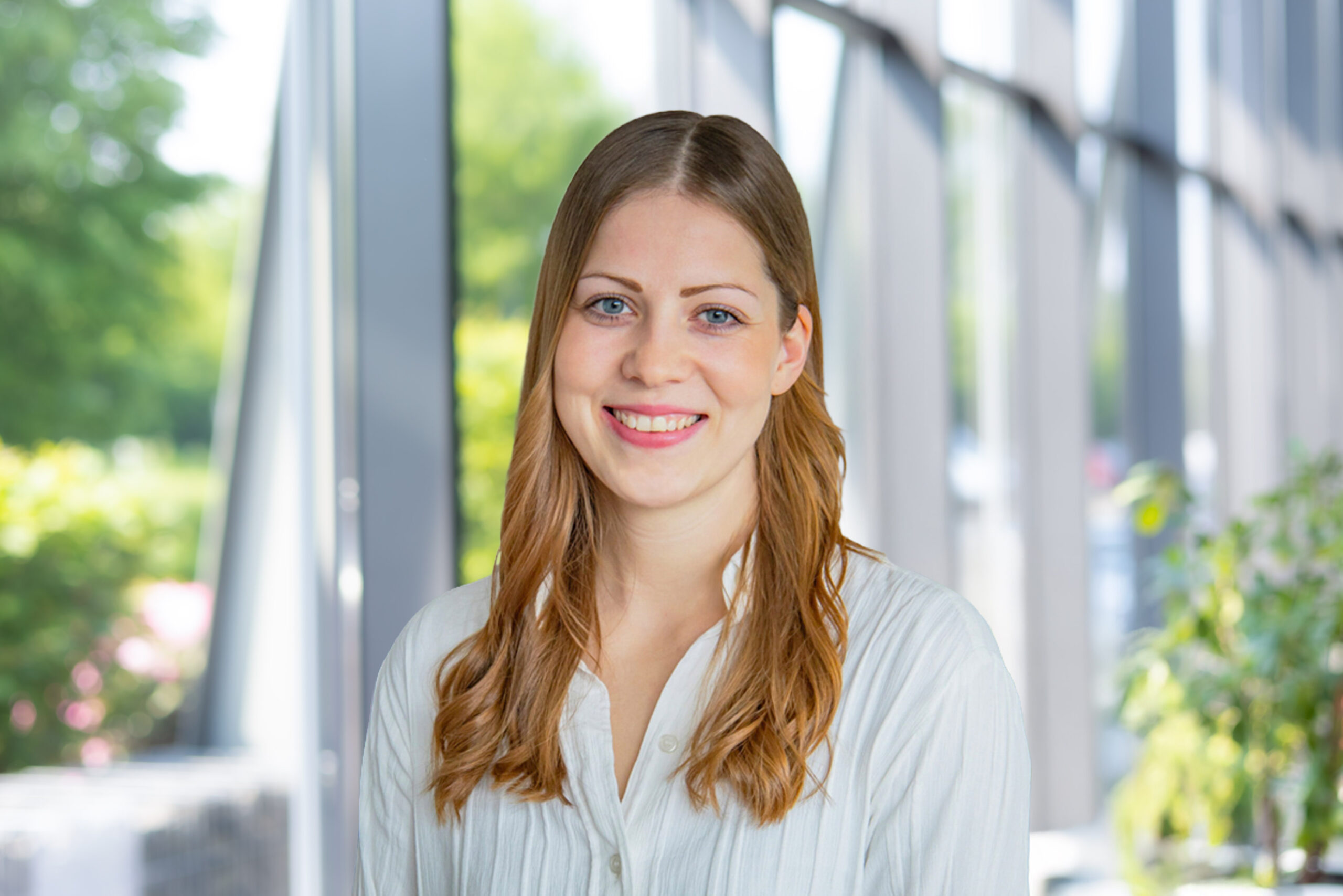 Janina Bauken, Projektassistentin Visbek Industrie, Porträt vor Fensterfront