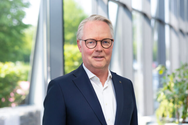 CFO Jürgen Deters in der Empfangshalle vor einer Fensterfront.
